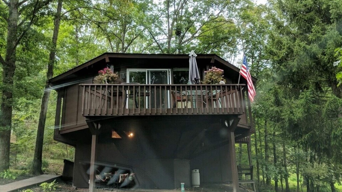 Bedford Cabin | Round Cabin - 5 min to Bedford - Deck - Hike- Golf - Across Omni Bedford Springs