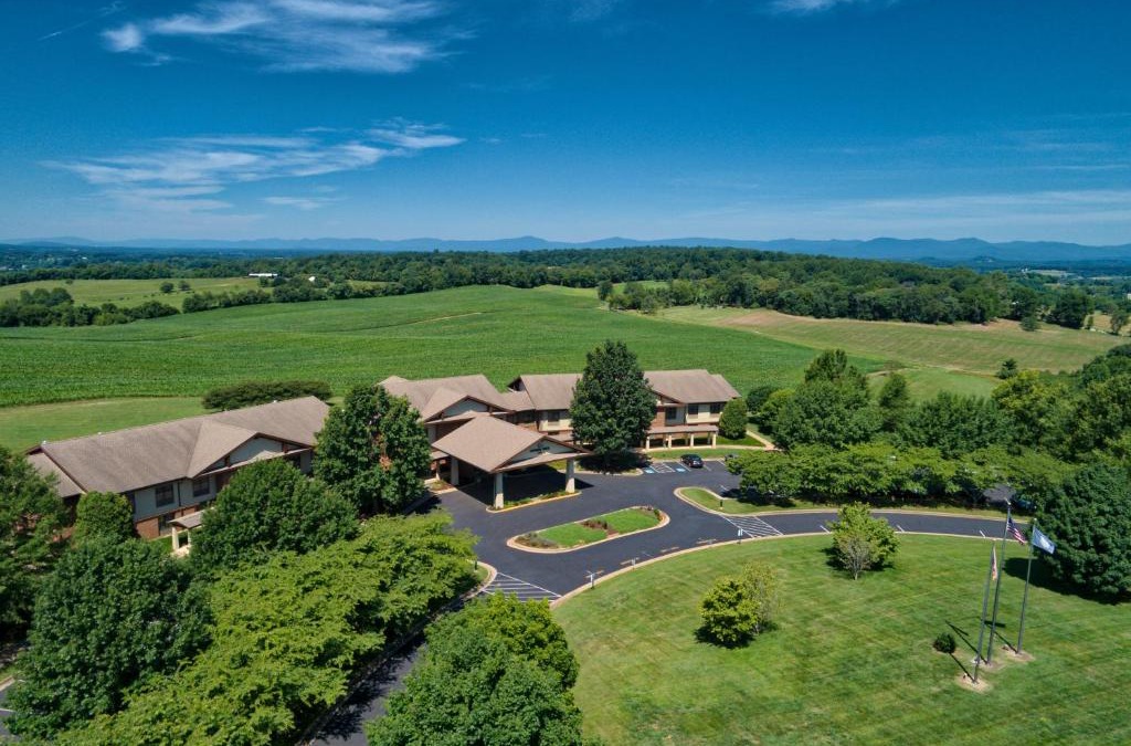 Orange Hotel | Round Hill Inn