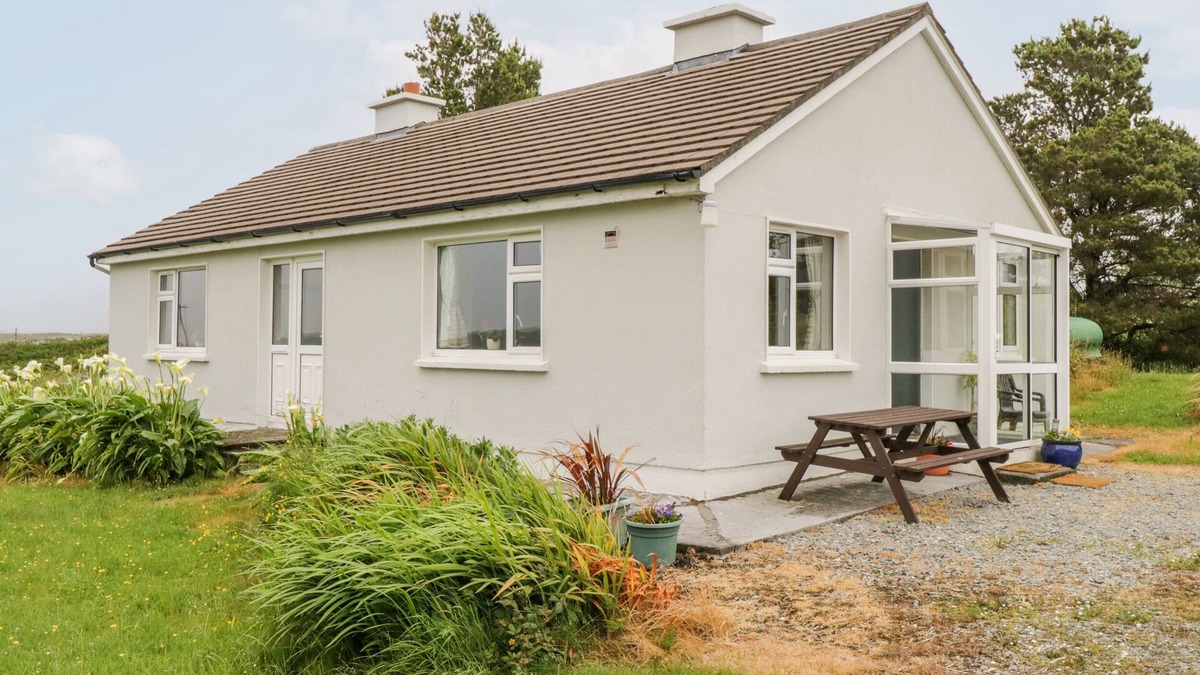 Inishnee Cottage | ROUNDSTONE BAY VIEW, family friendly in Roundstone, County Galway