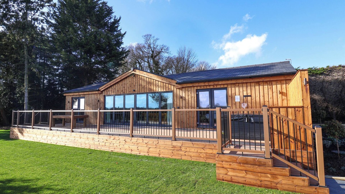 Kilnwick Cottage | ROUTHORPE LODGE, family friendly, with hot tub in Great Driffield