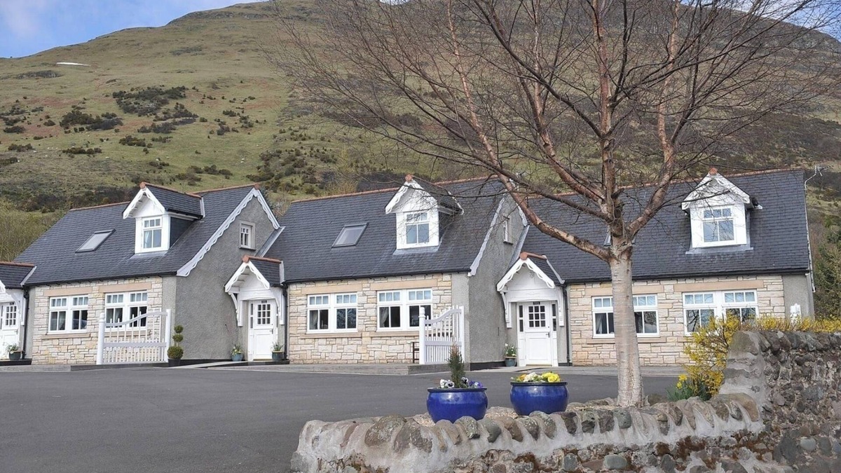 Alva Cottage | Rowan Cottage - Beautiful Country Cottage Sitting at the Foot of The Ochil Hills