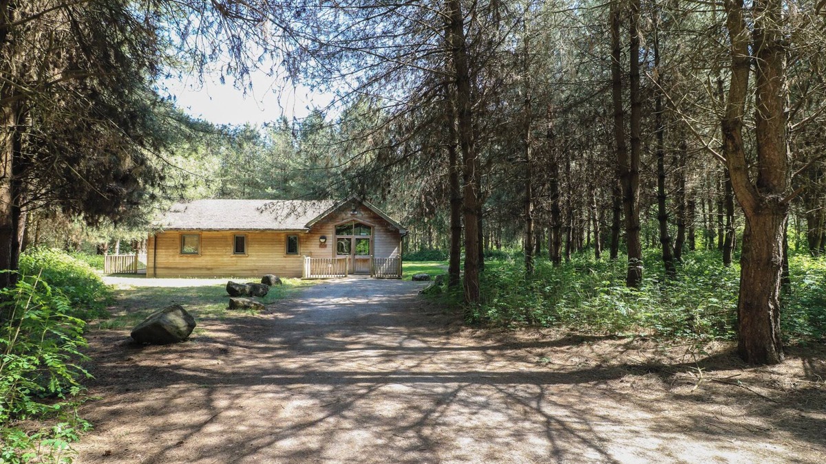 Rosliston Cottage | ROWAN LODGE, family friendly, with a garden in Rosliston