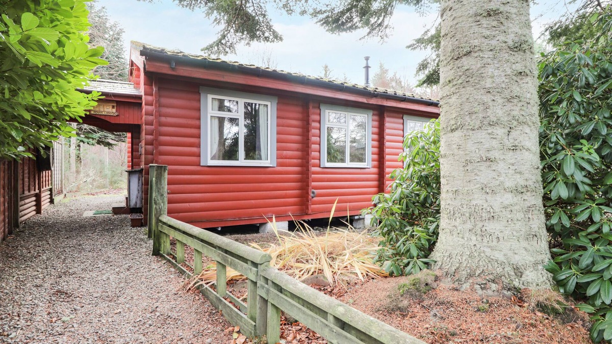 Marybank Cottage | ROWAN LODGE, pet friendly, with a garden in Strathpeffer