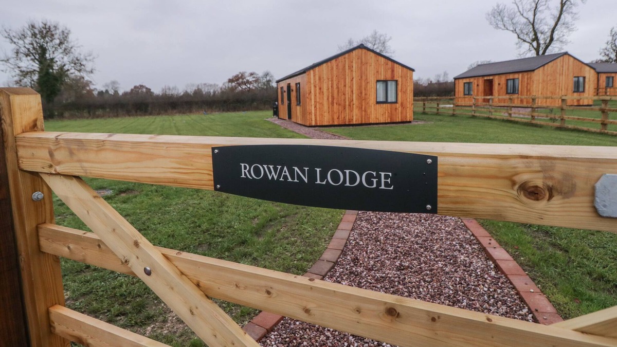 Radbourne Cabin | ROWAN LODGE, pet friendly, with a garden in Etwall