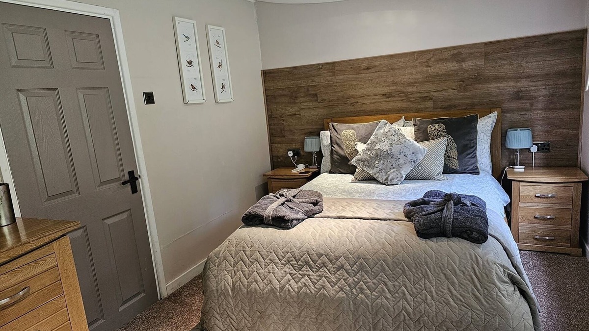 Farden Cabin | Rowan Tree Lodge with Hot Tub, a beautiful Woodland Retreat in Shropshire