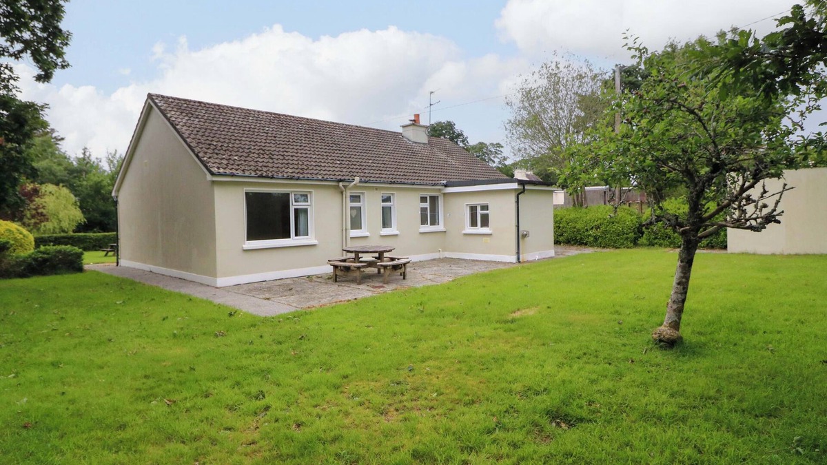 Killarney Cottage | ROWANTREE, family friendly, with open fire in Beaufort, County Kerry