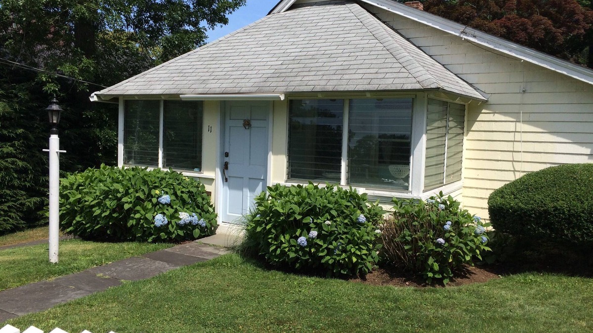 Rowayton Cottage | Rowayton Bungalow-September 599 or month/month 6,800 furnished !