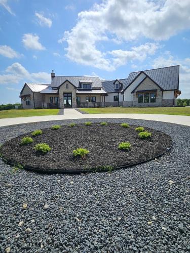 Brenham Villa | Roxell Ranch-A Country Retreat 12 Guests 6 beds