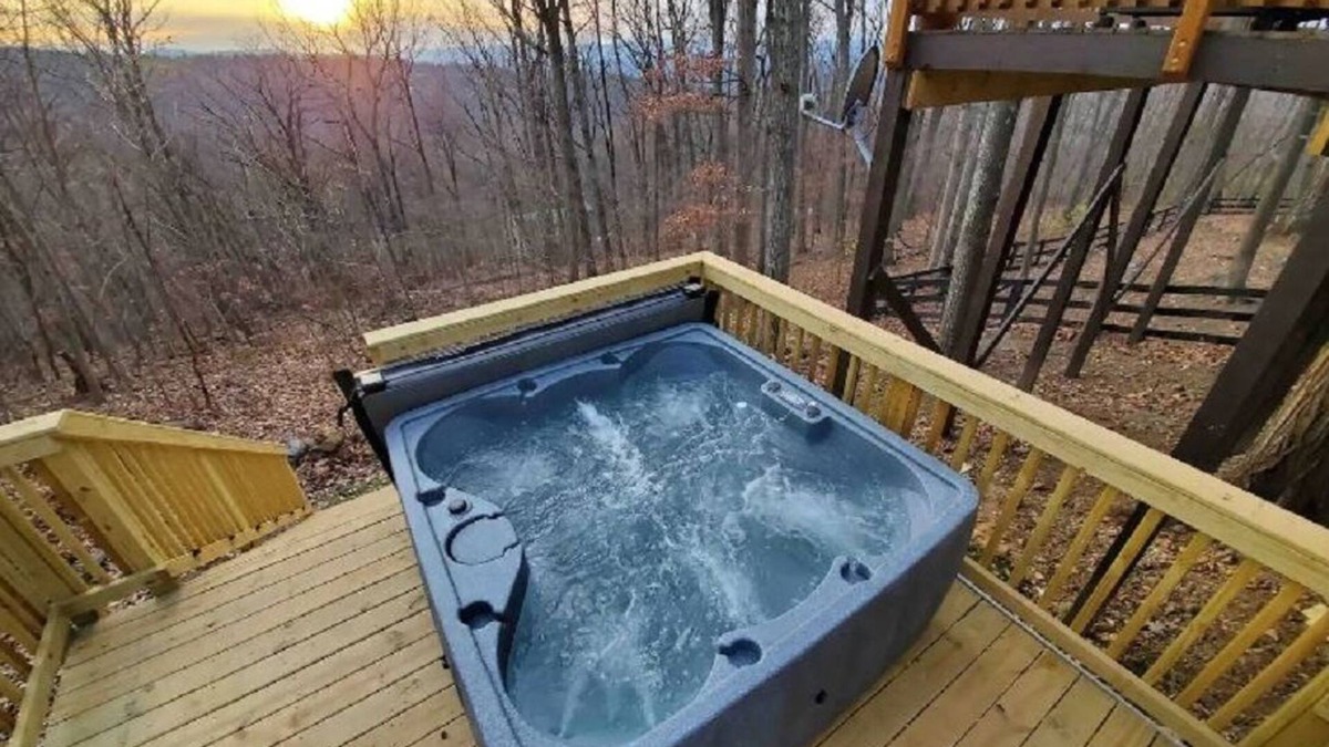 Front Royal Cabin | ♛Royal A-Frame♛HOT TUB★PetsOK★WoodStove★FASTwifi