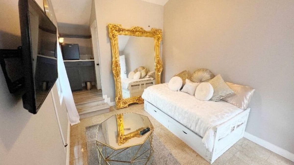 Canoga Park House | Royal Comfort