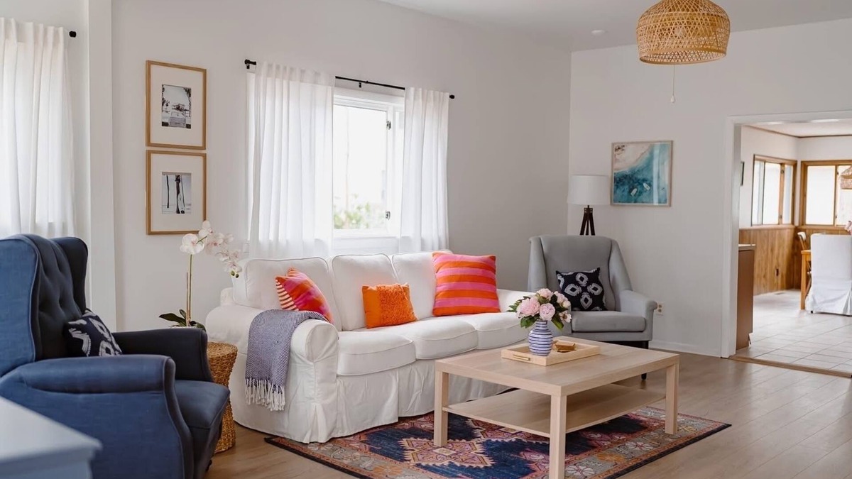 Grand Beach House | Royal Cottage/fire pit/steps from beach/2 blks to, tennis, b-ball and pickleball