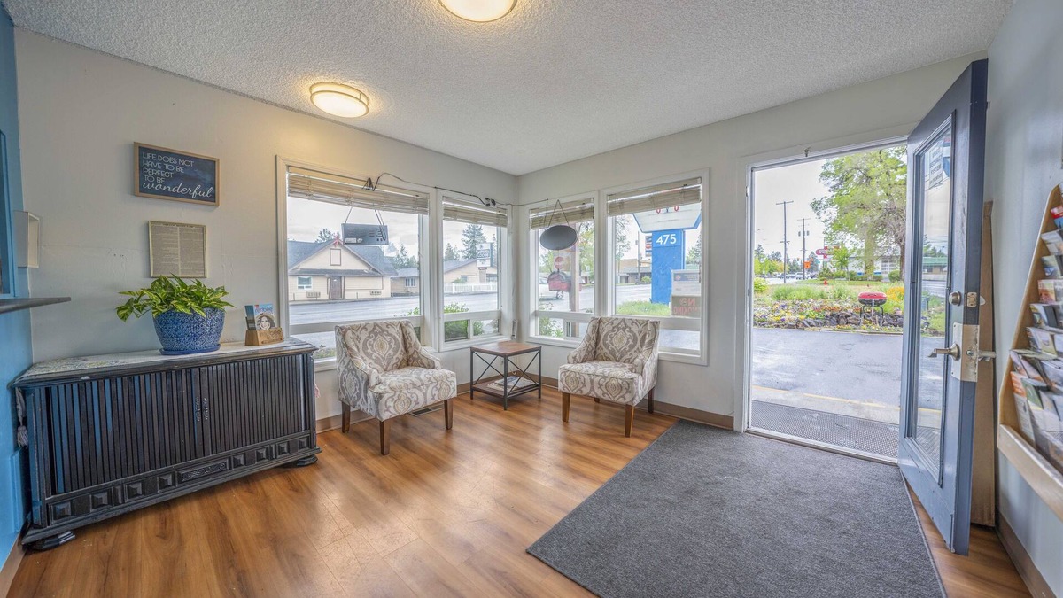 Larkspur Hotel | Royal Gateway Motel By OYO
