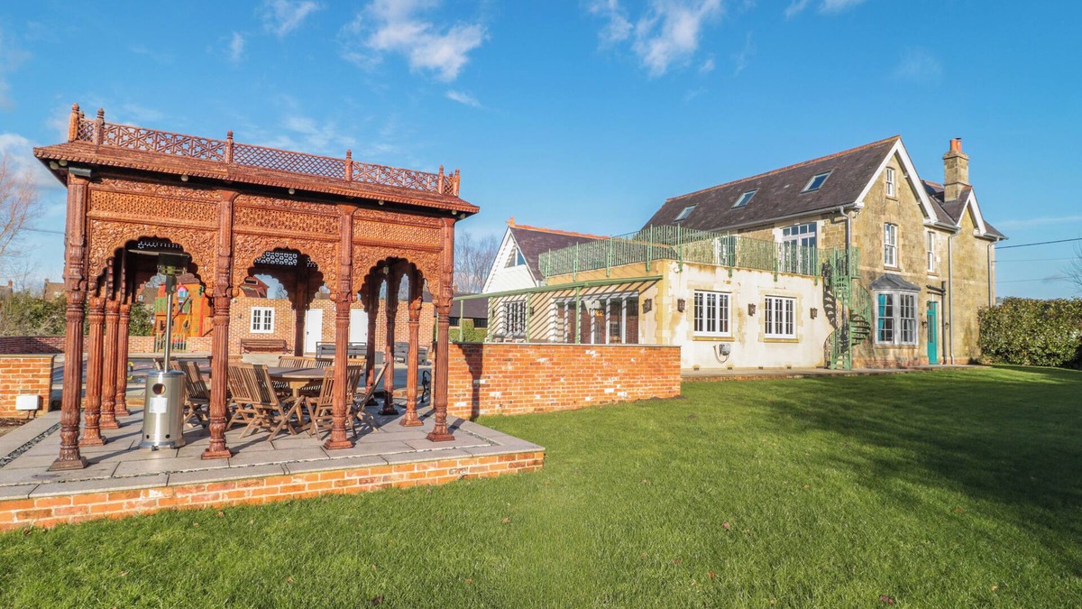 Shaftesbury House | ROYAL OAK HOUSE, family friendly, with pool in Motcombe