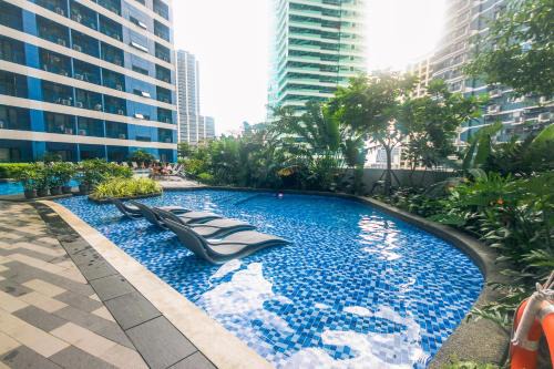San Antonio Apartment | Royal Polo club Air condo Makati Swim Gym Park 300 mbps