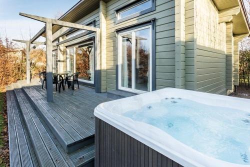 Harlow House | Roydon Marina - Lodge 8 - Hot Tub - Pet Friendly