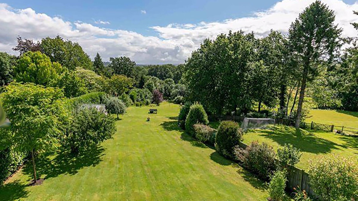 East Grinstead House | Rozel - Ashdown Forest views, huge garden, sleeps 14 in East Grinstead