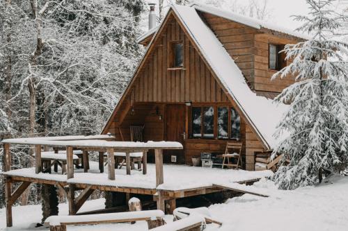 Potec Ski Chalet | Roztomilá a utulná chata Azzy na samotě v lese.