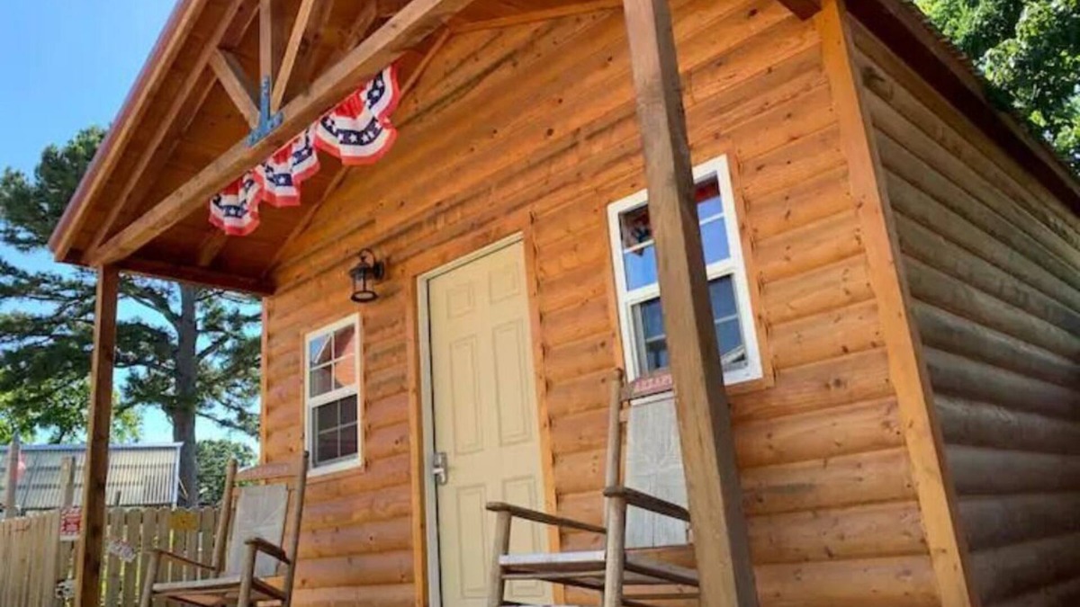 Eureka Springs Cabin | RT 62 Motor Resort Bunkhouse