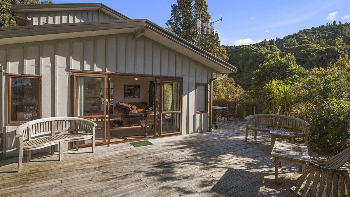 Pukawa House | Ruatotara - Pukawa Holiday Home