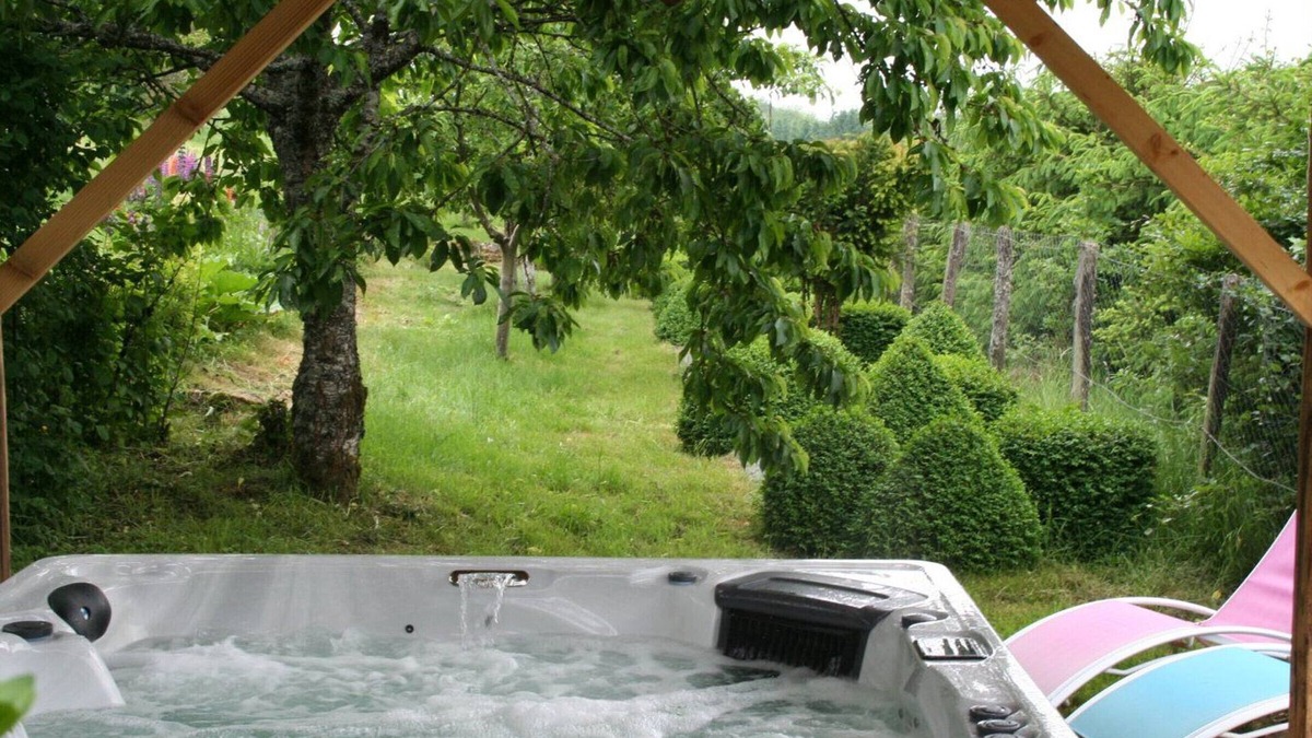 Le Clerjus Bed & Breakfast | Ruby Room: Elegance and Comfort in the Heart of Nature