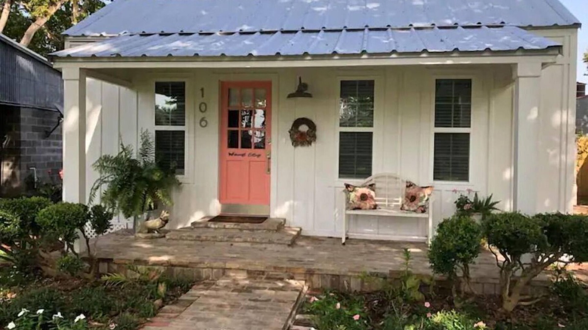 Smithville House | Ruby's Foxcroft Cottage -Steps from Downtown!nSleeps 6, Covered Deck, Golf Cart