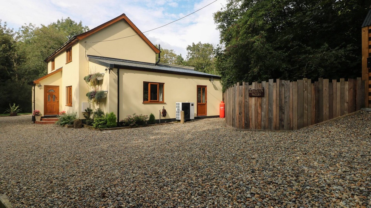 Haverfordwest House | RUDBAXTON WATER, pet friendly, with hot tub in Haverfordwest