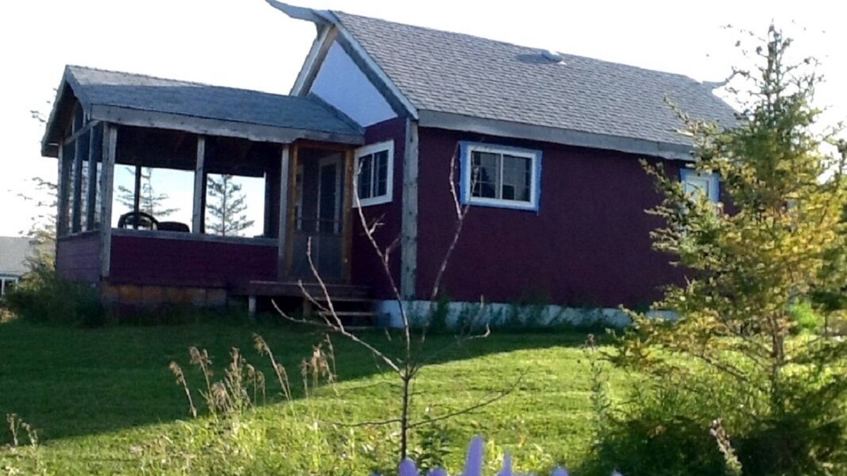 Manitoba Cottage | Rugged Cabin near RMNP with screened-in deck, forest and meadow views