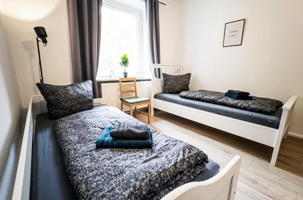 Abtnaundorf Apartment | Ruhige 2 Schlafzimmer Wohnung: 5 Einzelbetten + Küche, modernes Bad, TV, Waschmaschine