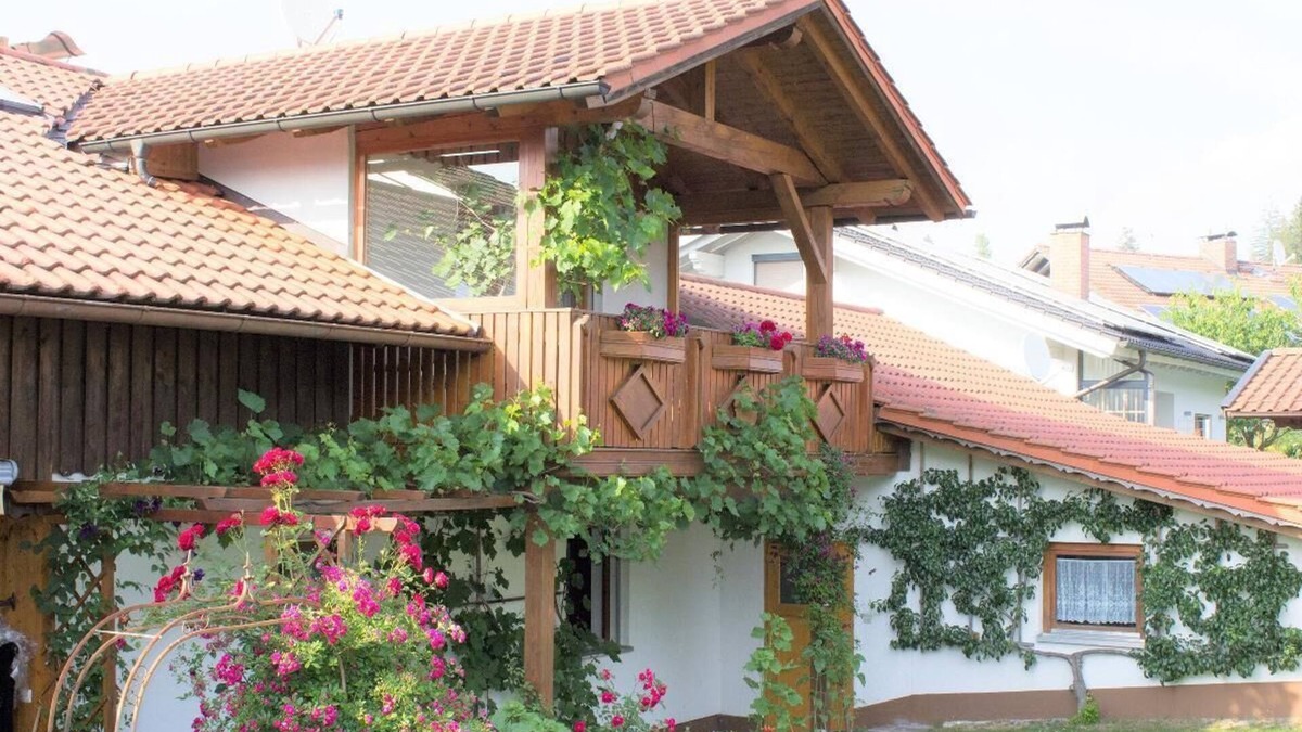 Ginselsried Apartment | Ruhige OG-Wohnung mit zwei Balkonen und Kachelofen im Herzen des Bayerischen Waldes