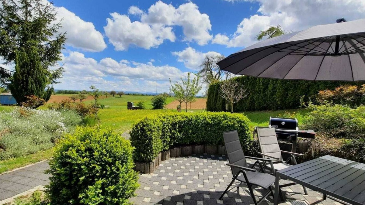 Hopfau Apartment | Ruhige und Sonnige Ferienwohnung mit Eigener Terrasse und Aussicht in die Natur