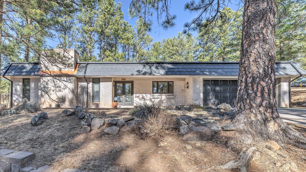 Ruidoso Cottage | Ruidoso Getaway w/Deck - 16 Mi to Ski Apache