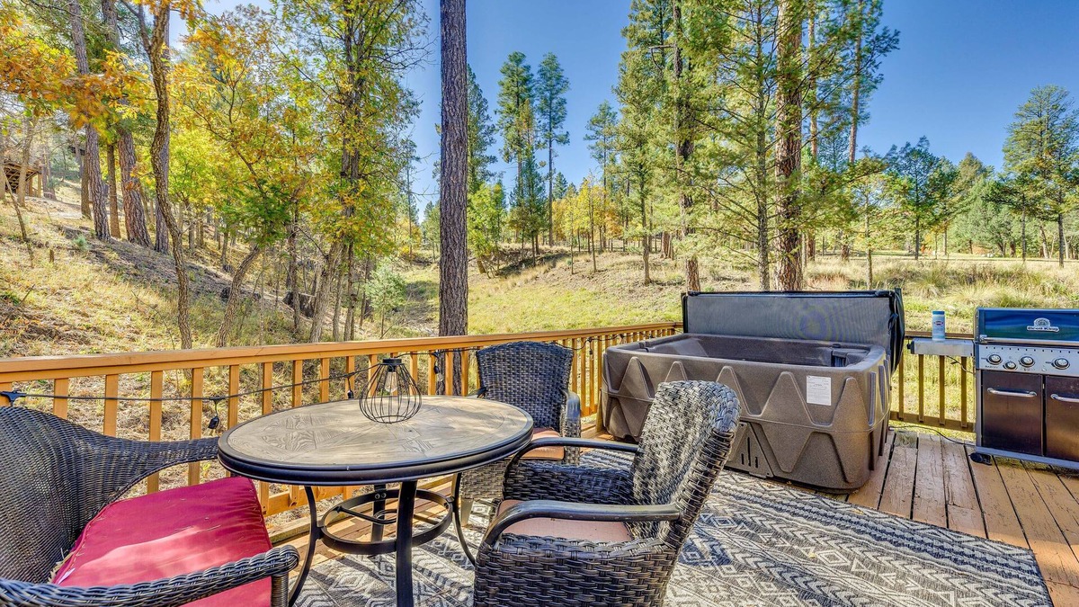 Ruidoso Cabin | Ruidoso Rental w/Private Hot Tub: Walk to Midtown