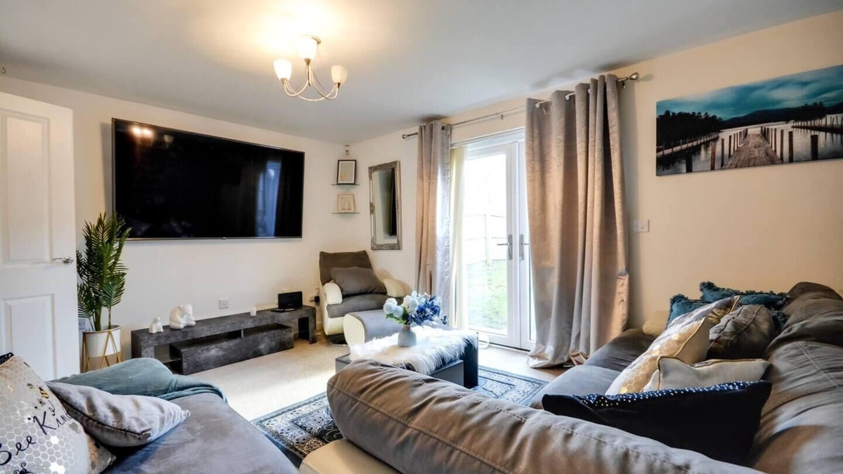 Runcorn House | Runcorn - House - Sleeps 6 - Parking - Garden
