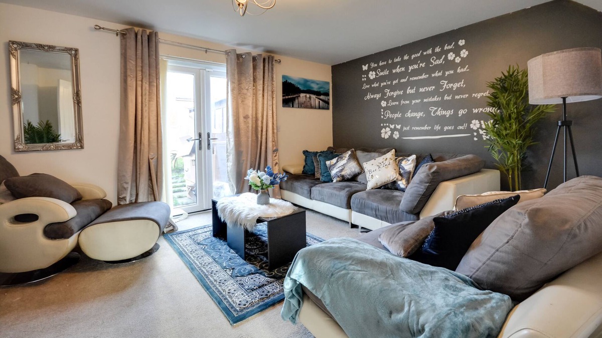 Runcorn House | Runcorn Lake house with parking space