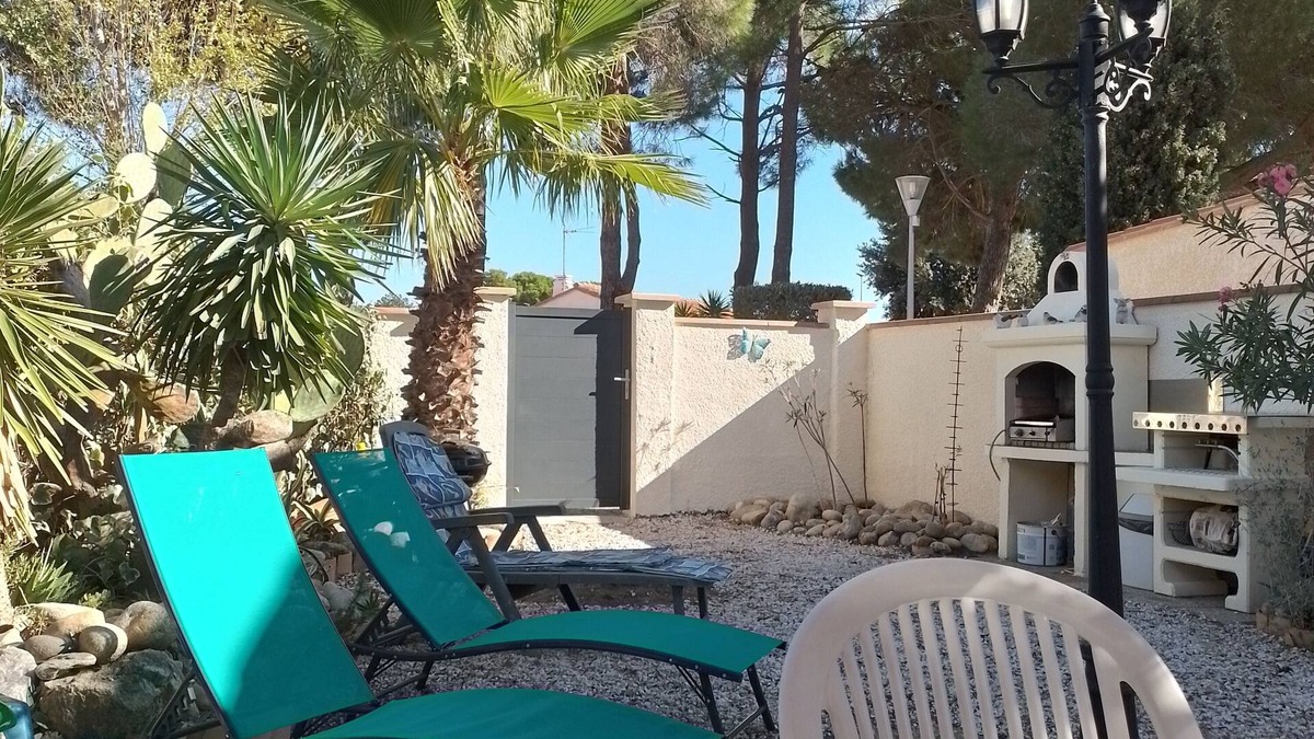 Saint-Cyprien Plage Villa | * RUNNING AND WALKING BEACH * enclosed garden * CLIM * WIFFI * PARKING *