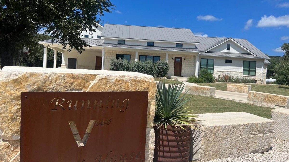 Concan House | Running V Golf Course 6 FREE ROUNDS/Booking Ping Pong Bsktbll FREE Frio Access