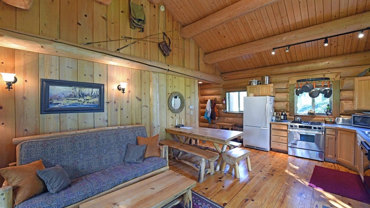 Winthrop Cabin | Running Wolf Cabin (1 BR) – ski trail access, pool/hot tub, and playground