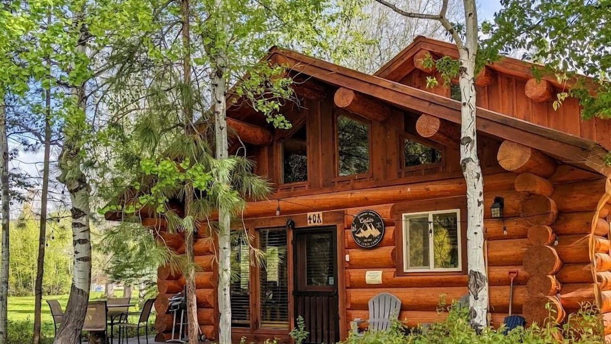 Winthrop Cabin | Running Wolf Cabin – 2 BR w/trail access, pool/hot tub