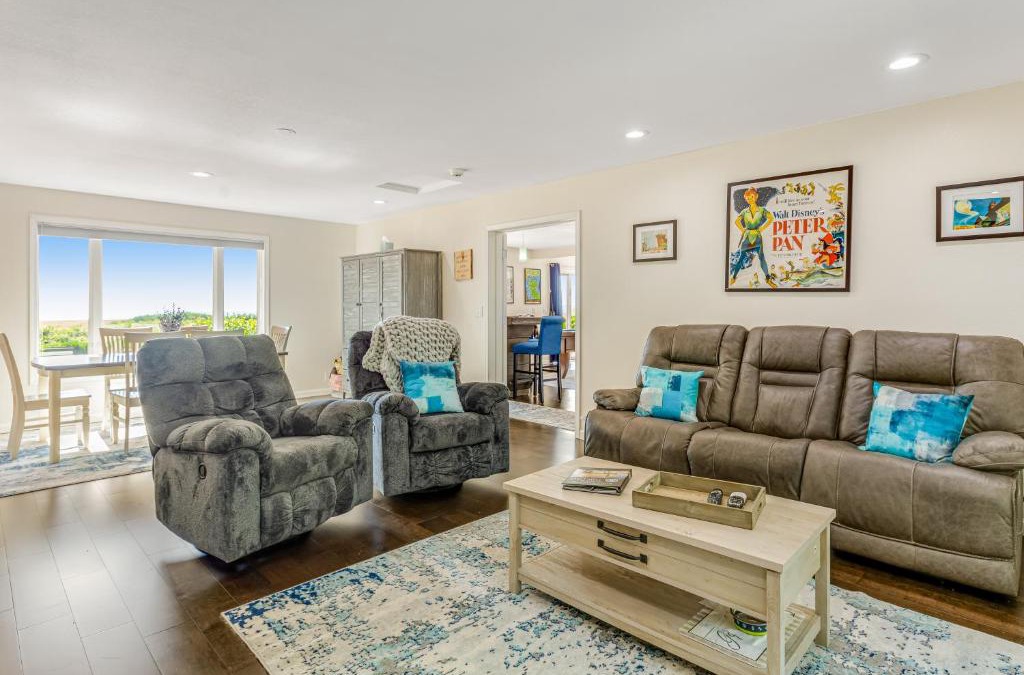 Oak Harbor House | Runway Hideout