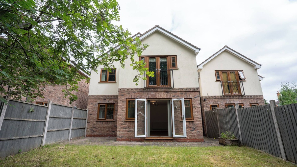 Marston Green House | Runway House - 5BR + Balcony + 3 Bathroom near HS2 JLR NEC