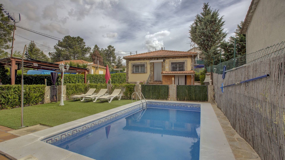 Santa Maria de la Alameda Cottage | Rural house Higueras, with swimming pool and barbecue. (Suitable for pets).