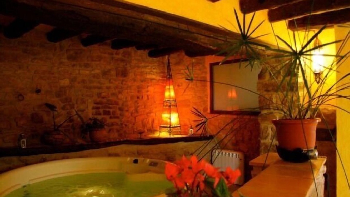 Les Piles Cottage | Rural apartment Les Cavallerisses for 4 people with jacuzzi