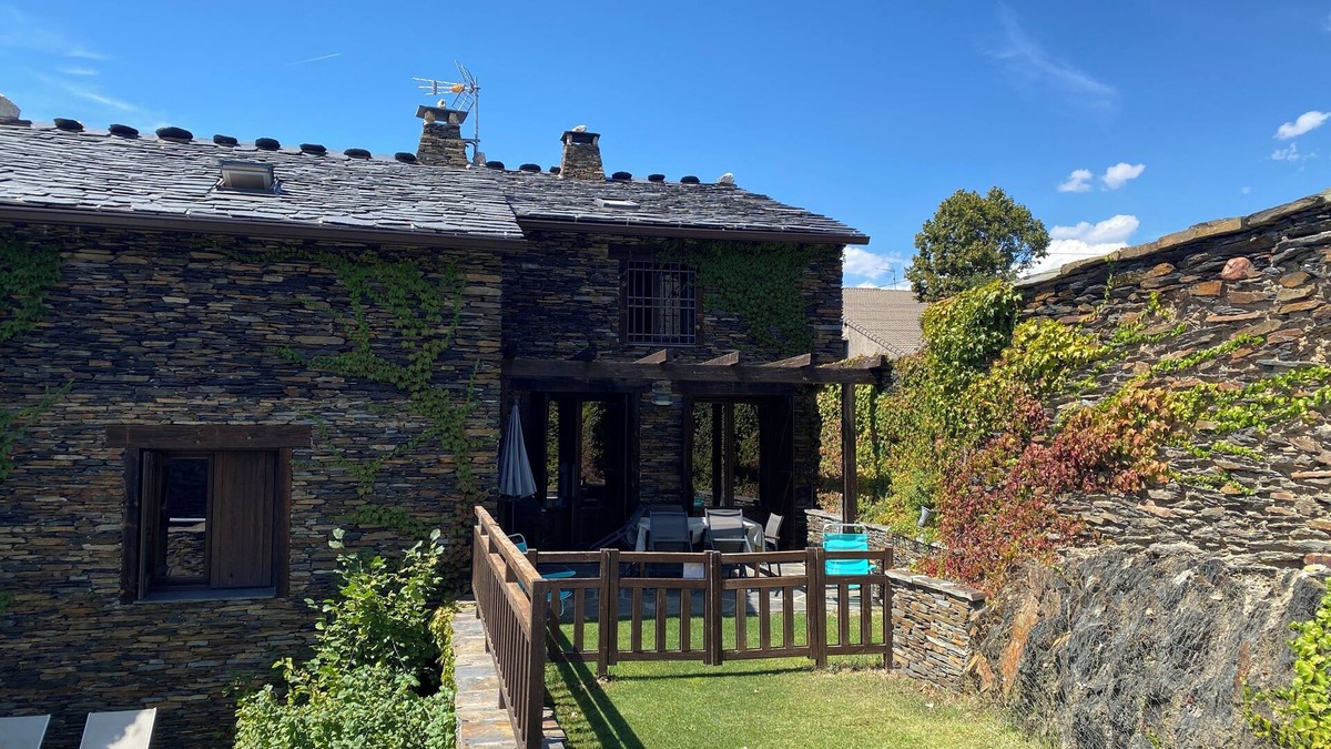 Majaelrayo Apartment | Rural apartment with private garden, fireplace, barbecue, jacuzzi and pool
