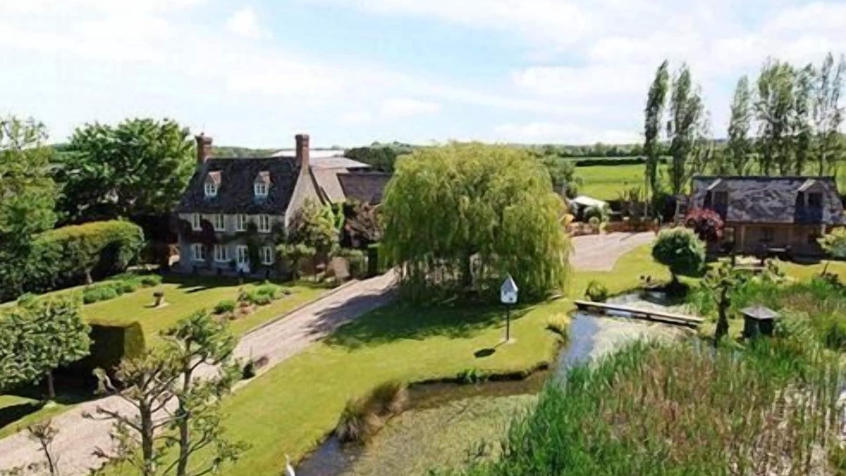 Hannington Cottage | Rural Cotswold Cottage in grounds of beautiful Nell House