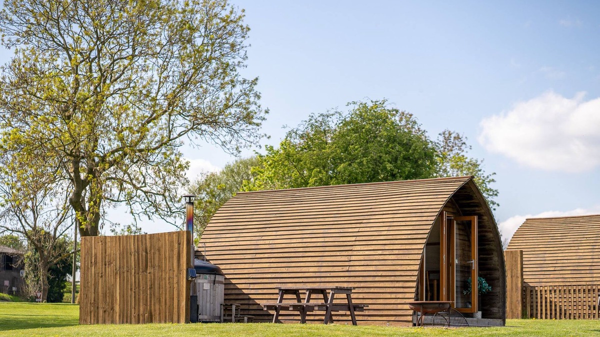 Tamworth Cabin | Rural Ensuite Wooden Cabin With Wood Fired Hot Tub