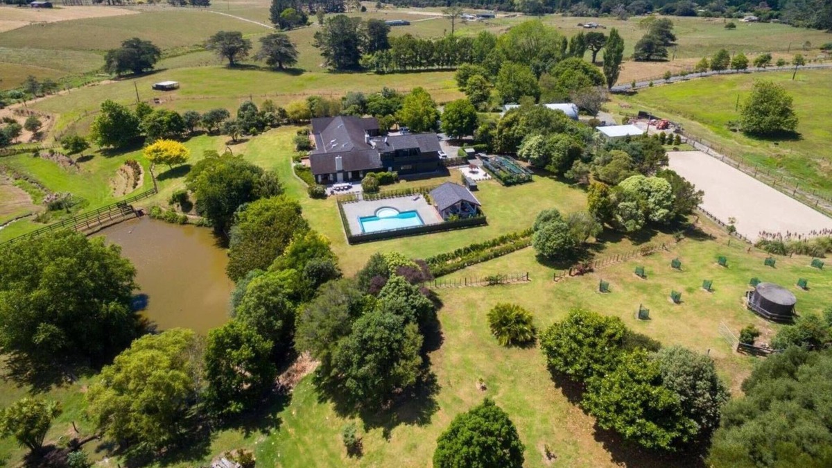 Helensville Cabin | Rural escape with forest trails & wineries on the doorstep