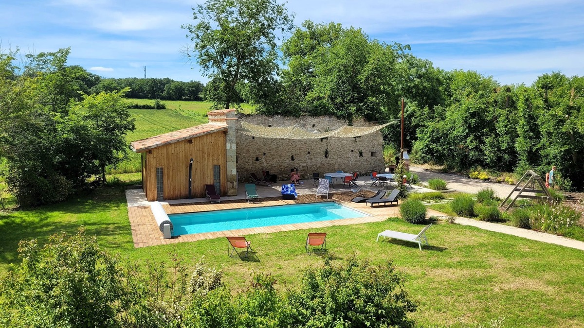 Saint-Sauvy Cottage | Rural family retreat - heated pool & kid friendly