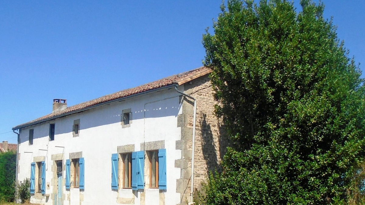 Charroux House | Rural Farmhouse with Spacious Garden near Charroux