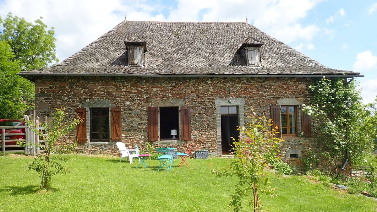 Mourjou House | Rural french farmhouse with a pool in beautiful countryside