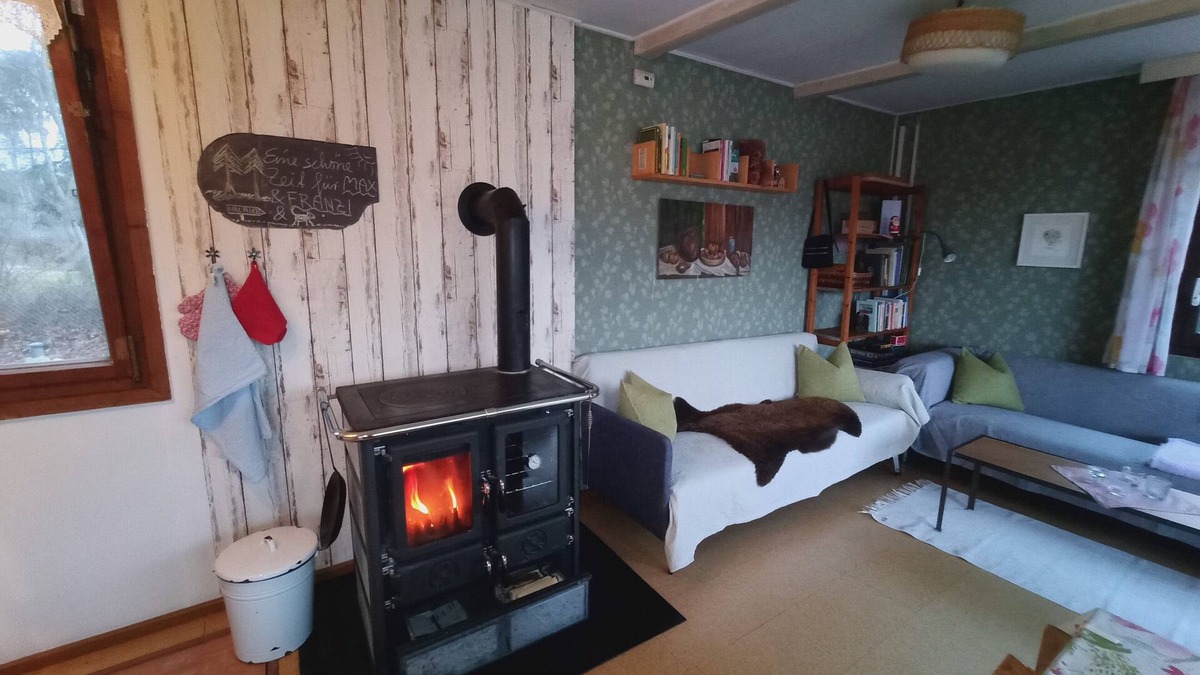 Niedergoersdorf House | Rural garden house with fireplace and natural panorama